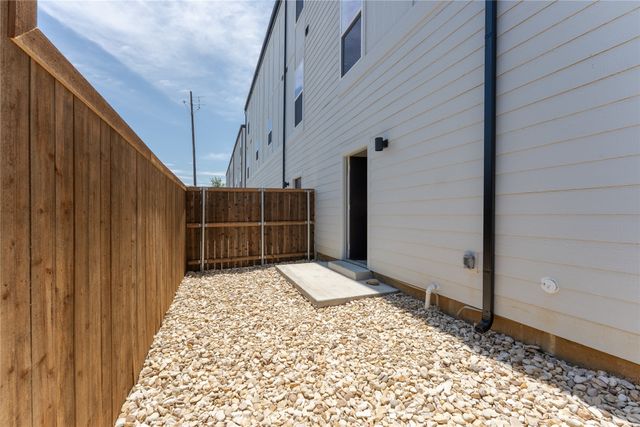 2025 Empire Central Drive 304, Dallas, TX 75235