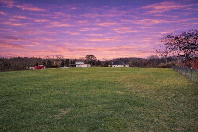 3212 Marthas Chapel Rd, Cunningham, TN 37052