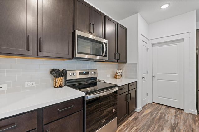 522 Hendelson LN, Hutto, TX 78634