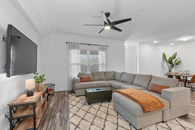 522 Hendelson LN, Hutto, TX 78634