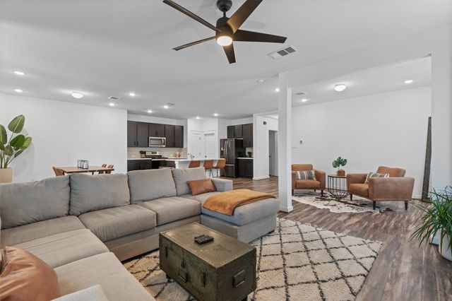 522 Hendelson LN, Hutto, TX 78634