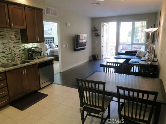 21301 Erwin 326, Woodland Hills, CA 91367