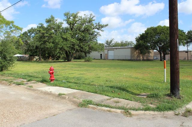 106 W Pitts Avenue, Pasadena, TX 77506