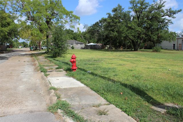 106 W Pitts Avenue, Pasadena, TX 77506
