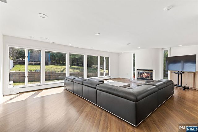 1 Hemlock Drive, Cresskill, NJ 07626