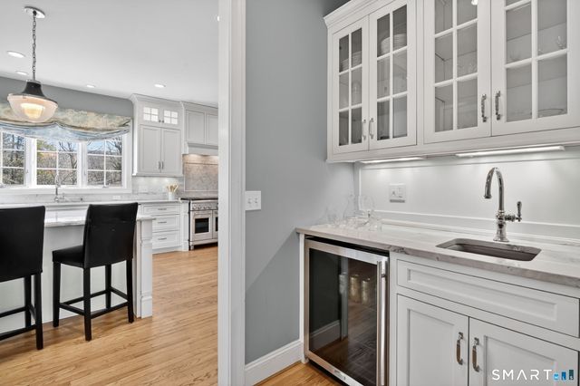 10 Old Meadow Way, Simsbury, CT 06089