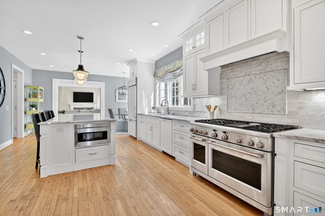 10 Old Meadow Way, Simsbury, CT 06089