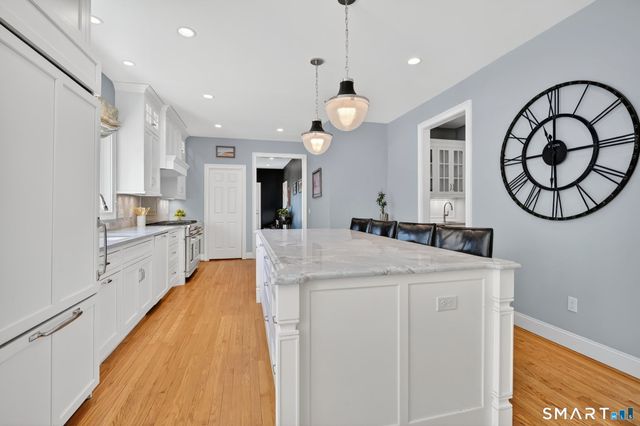 10 Old Meadow Way, Simsbury, CT 06089