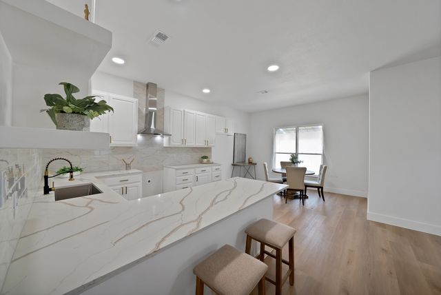 1130 E Hattie Street, Fort Worth, TX 76104