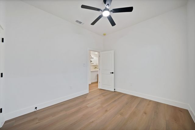 1130 E Hattie Street, Fort Worth, TX 76104