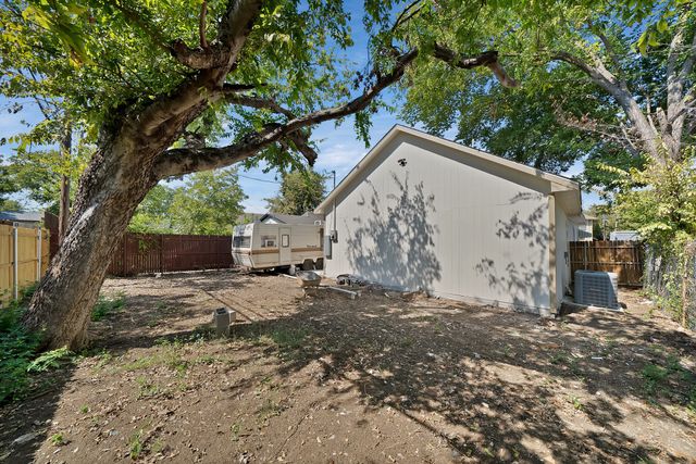 1130 E Hattie Street, Fort Worth, TX 76104