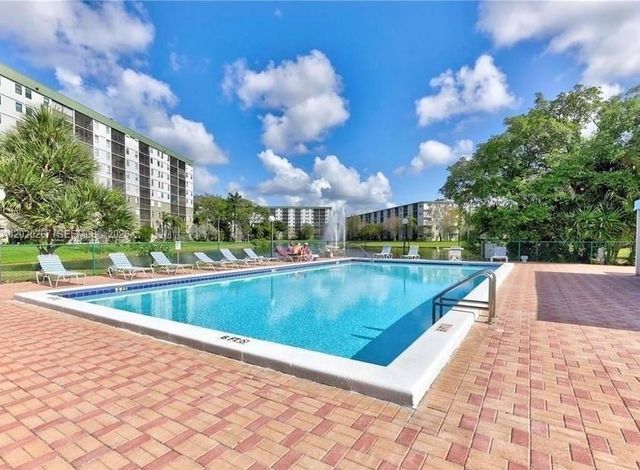 2200 S Cypress Bend Dr 204, Pompano Beach, FL 33069