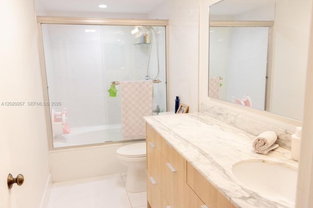 2200 S Cypress Bend Dr 204, Pompano Beach, FL 33069