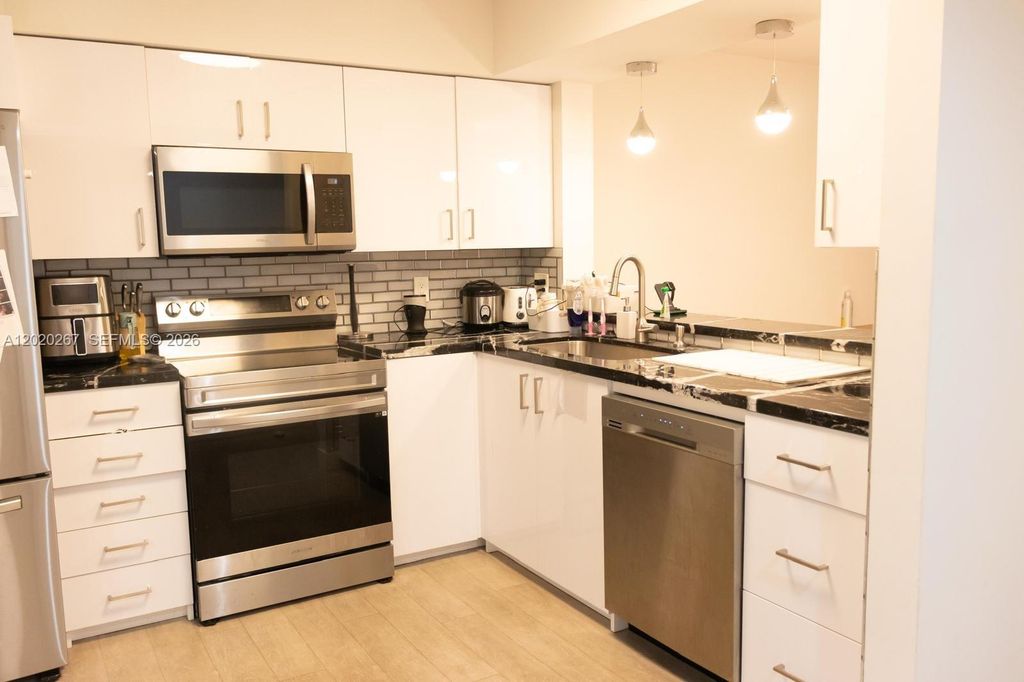 2200 S Cypress Bend Dr 204, Pompano Beach, FL 33069