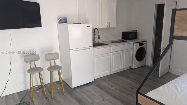 2822 Pine Tree Dr 1B, Miami Beach, FL 33140