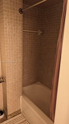 2822 Pine Tree Dr 1B, Miami Beach, FL 33140