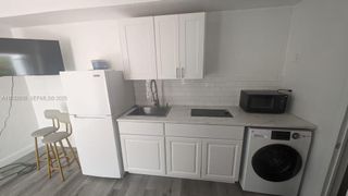 2822 Pine Tree Dr 1B, Miami Beach, FL 33140