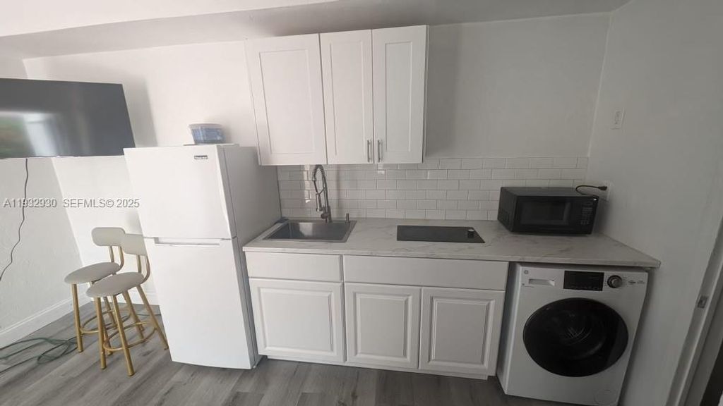 2822 Pine Tree Dr 1B, Miami Beach, FL 33140