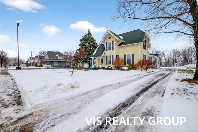 223 E Savidge Street, Spring Lake, MI 49456