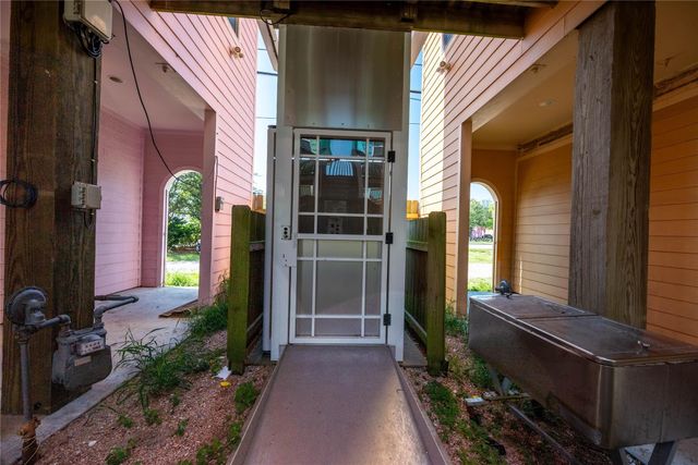 913 Moody Avenue, Galveston, TX 77550
