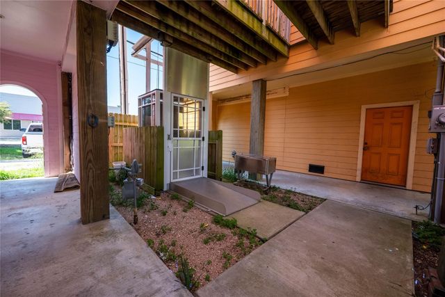 913 Moody Avenue, Galveston, TX 77550