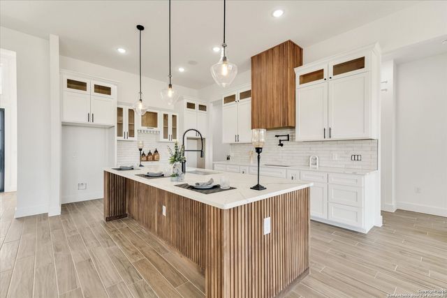 124 Sunset, La Vernia, TX 78121