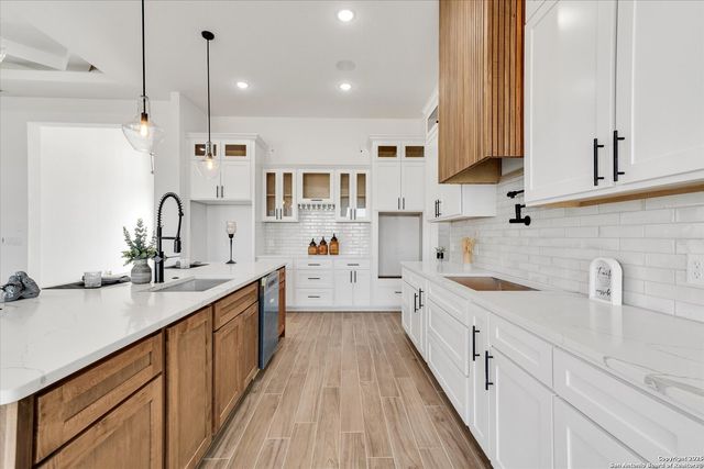 124 Sunset, La Vernia, TX 78121