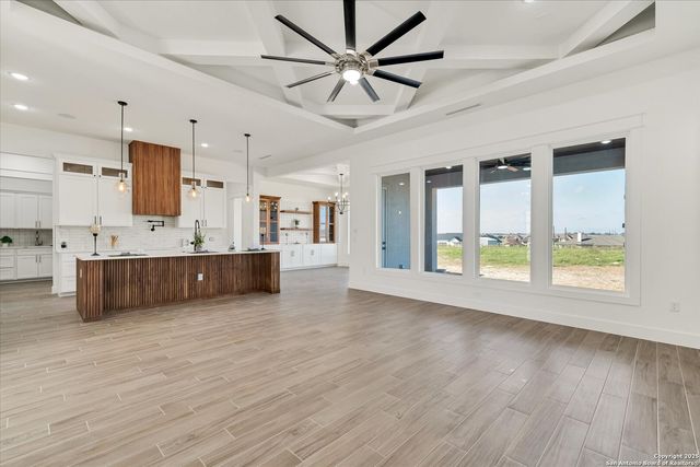 124 Sunset, La Vernia, TX 78121