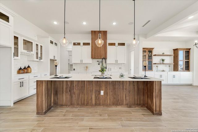 124 Sunset, La Vernia, TX 78121