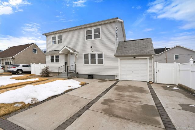 22 Woodcrest Road, Hicksville, NY 11801