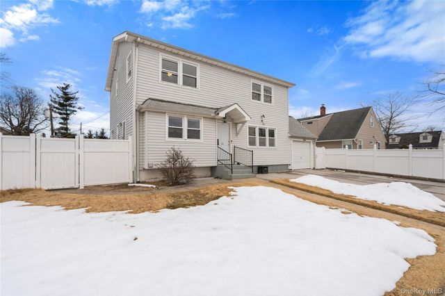 22 Woodcrest Road, Hicksville, NY 11801