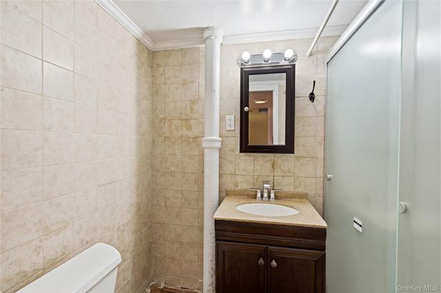 22 Woodcrest Road, Hicksville, NY 11801