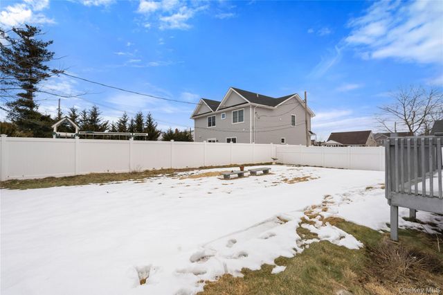 22 Woodcrest Road, Hicksville, NY 11801