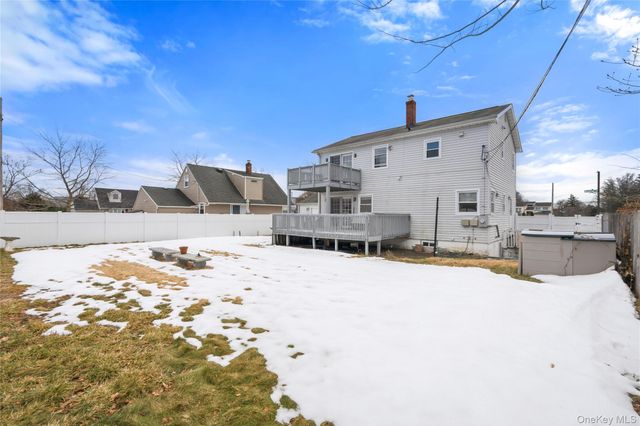 22 Woodcrest Road, Hicksville, NY 11801