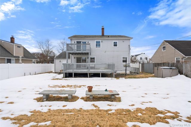 22 Woodcrest Road, Hicksville, NY 11801