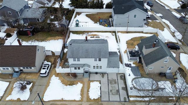 22 Woodcrest Road, Hicksville, NY 11801