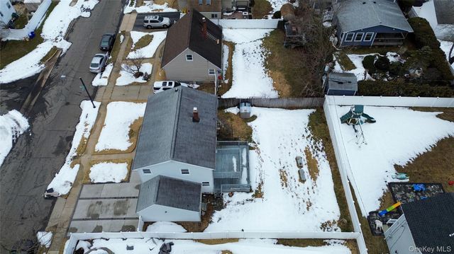 22 Woodcrest Road, Hicksville, NY 11801