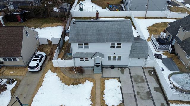 22 Woodcrest Road, Hicksville, NY 11801