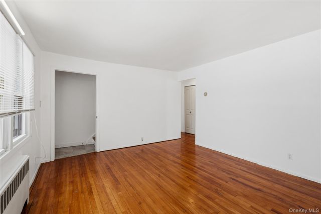 22 Woodcrest Road, Hicksville, NY 11801