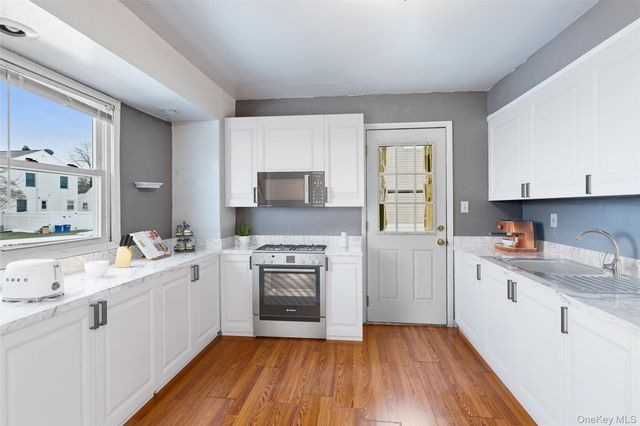 22 Woodcrest Road, Hicksville, NY 11801