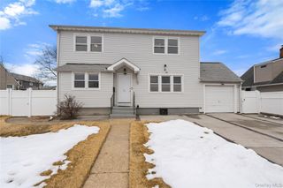 22 Woodcrest Road, Hicksville, NY 11801