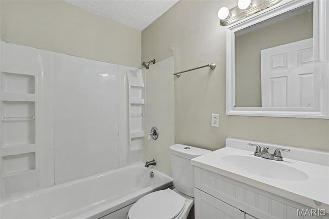 5329 Ville Angela Lane, Hazelwood, MO 63042
