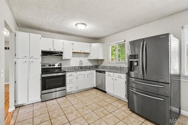 5329 Ville Angela Lane, Hazelwood, MO 63042