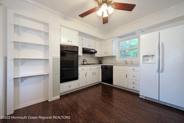 18 Crestview Drive, Middletown, NJ 07748