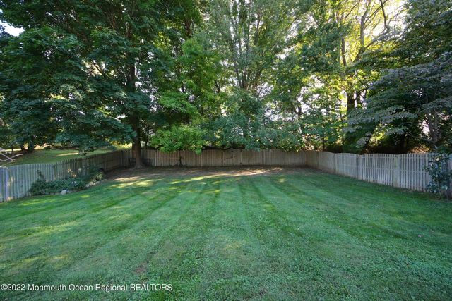 18 Crestview Drive, Middletown, NJ 07748