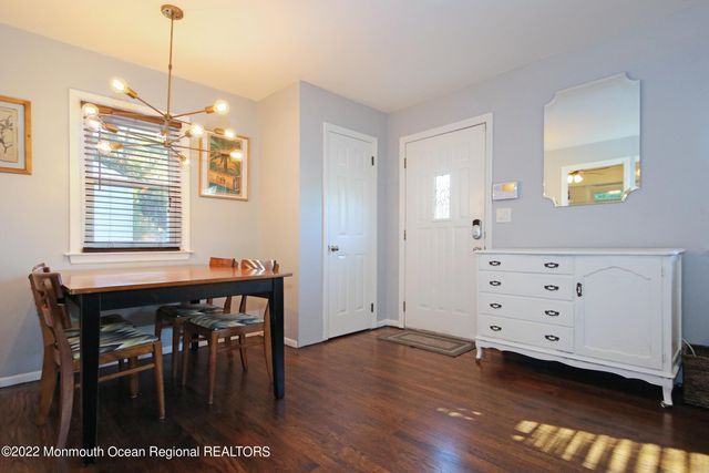 18 Crestview Drive, Middletown, NJ 07748