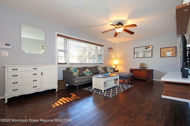 18 Crestview Drive, Middletown, NJ 07748