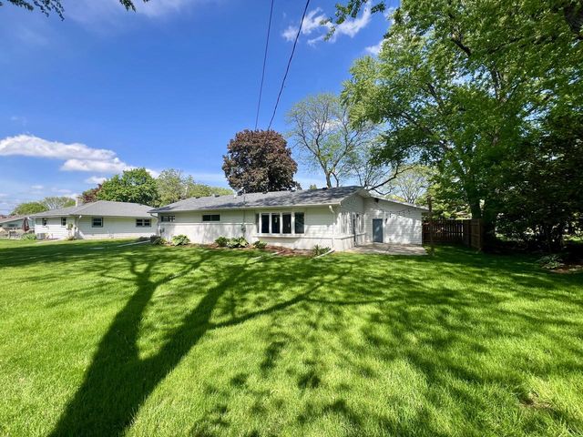 2525 Tilton LANE, Brookfield, WI 53045