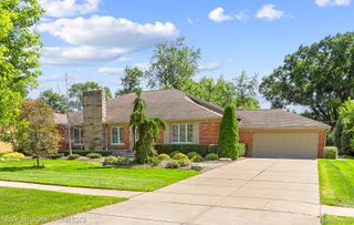 18639 Warwick Street, Beverly Hills Village, MI 48025