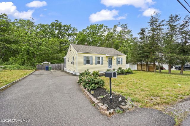 352 Leeward Avenue, Beachwood, NJ 08722